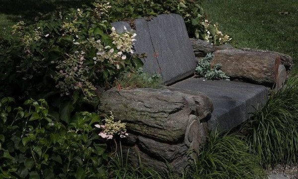 des astuces pour aménager un jardin avec des rocailles pour un effet de relief